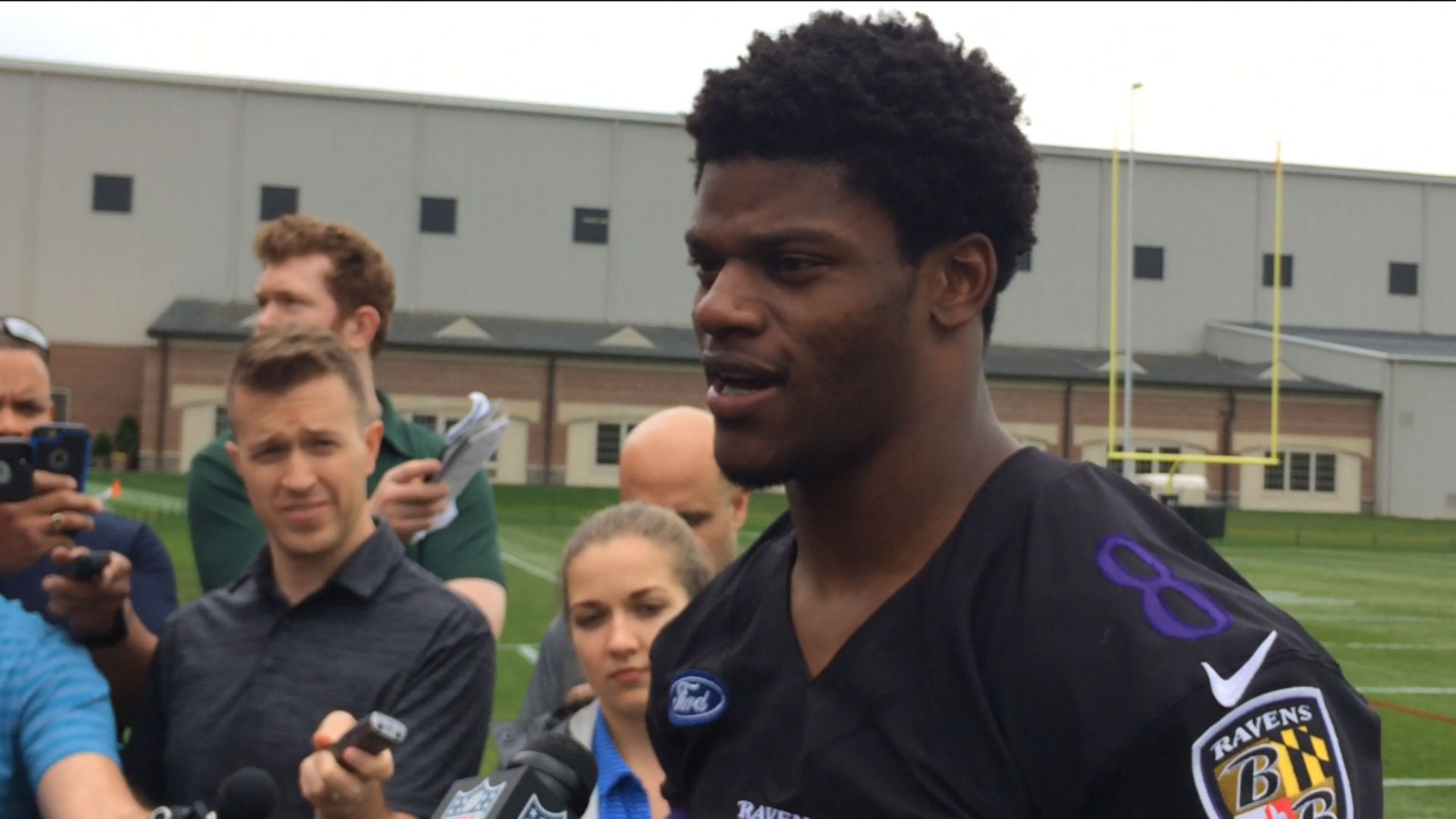 Lamar Jackson signs rookie contract with Ravens